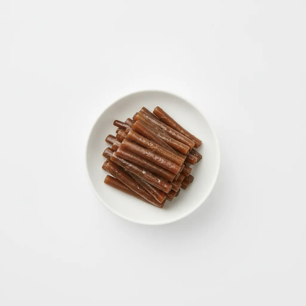 白い皿に盛られた、きゃらぶきの佃煮