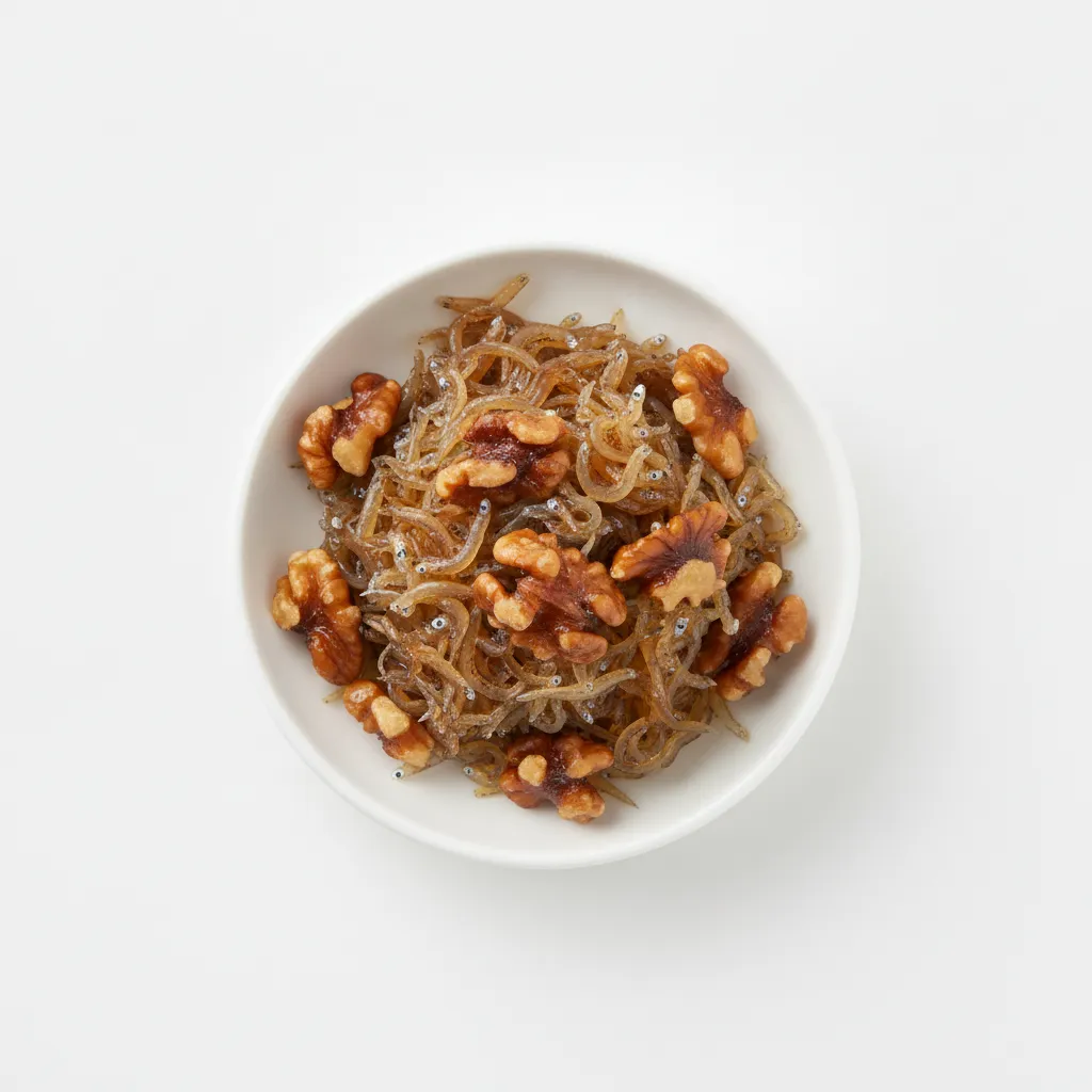 白い皿に盛られた、しらすくるみの佃煮